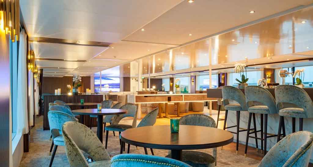 De gezellige lounge aan boord van Amadeus Imperial