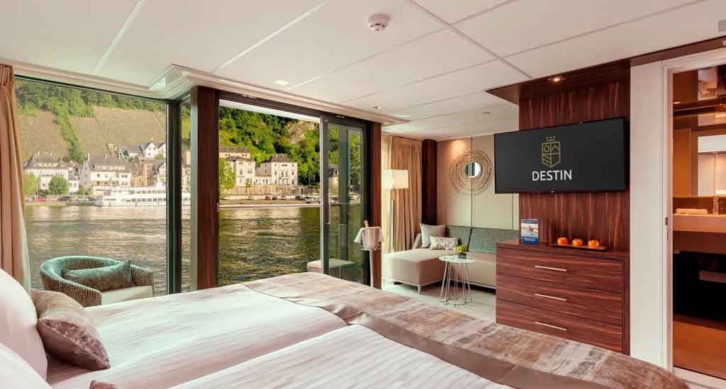 Luxe-A-suite-(26-m²)-met-panorama-schuifpui-en-privé-verandabalkon-aan-boord-van-Amadeus-Imperial