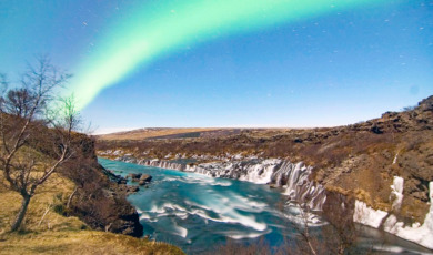Openingsbeeld-Hraunfossar-met-noorderlicht