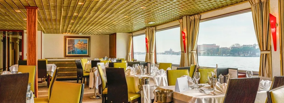 Restaurant aan boord van MS Michelangelo