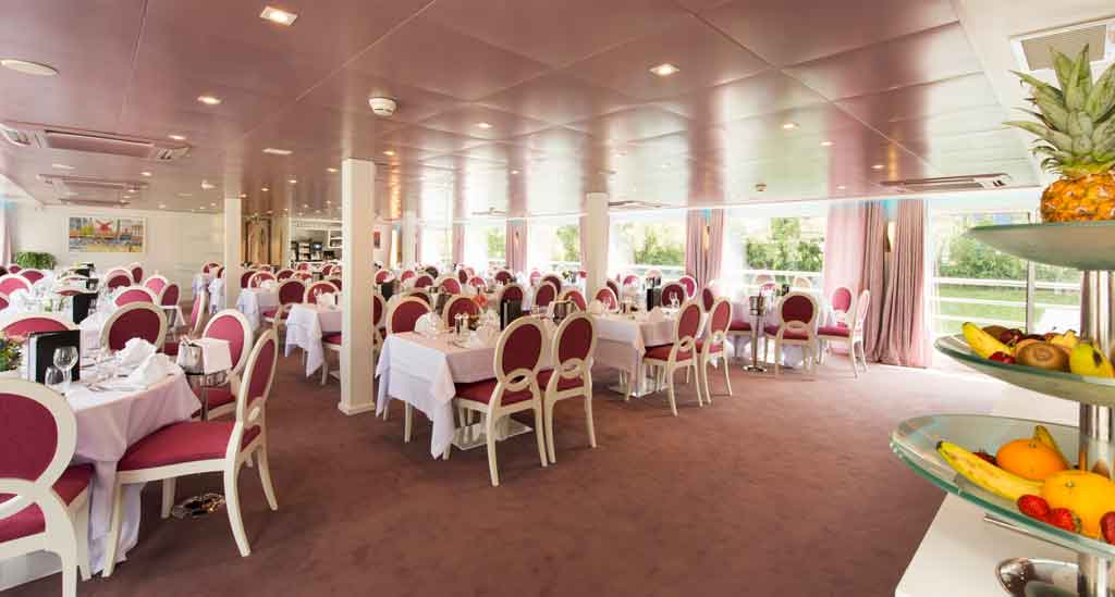 Het restaurant aan boord van MS-Douce-France