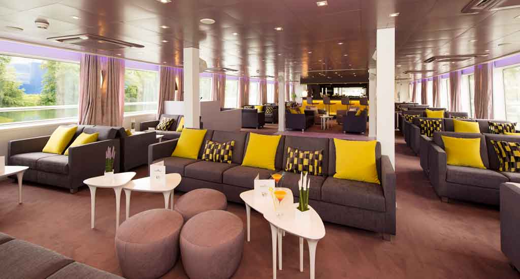 De salon aan boord van MS-Douce-France
