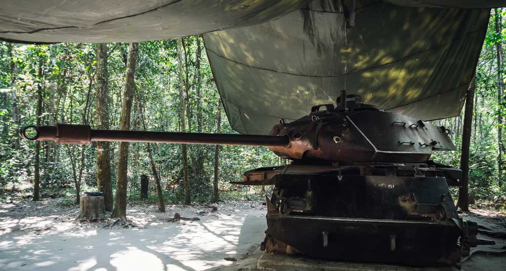Amerikaanse tank verwoest door Viet Congs in Cu Chi, Vietnam in 1970